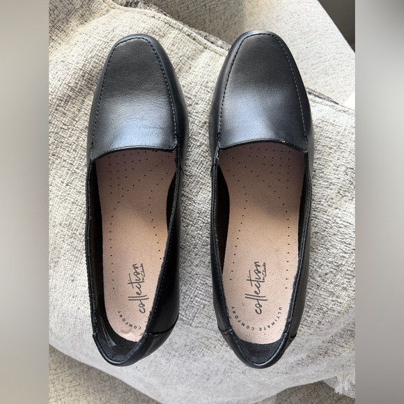 Clark’s Comfort Collection Women's Classic Black Leather Loafers 8.5 W - Picture 2 of 6